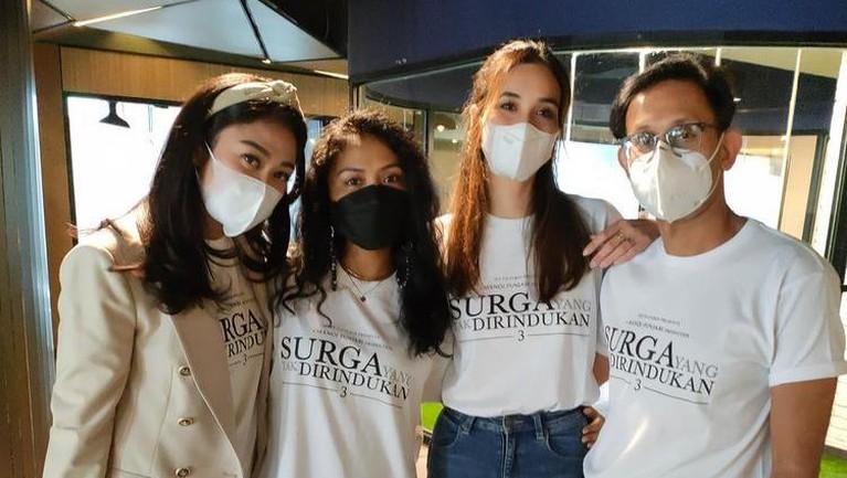 Dibintangi Reza Rahardian, Begini Potret Rilis Film 'Surga Yang Tak Dirindukan 3' Berikut adalah potret suasana saat rilis film 'Surga Yang Tak Dirindukan 3' dengan pemain baru!