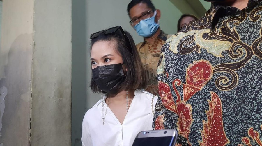 Gabriella Larasati usai diperiksa soal video syur yang disebut mirip dirinya.