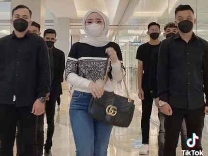 Viral Selebgram Hijab Aceh Belanja Dikawal 9 Ajudan Gara-gara Takut Haters