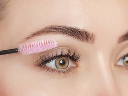 Mencoba Eyelash Extension Warna Coklat, Hasilnya Lebih Natural