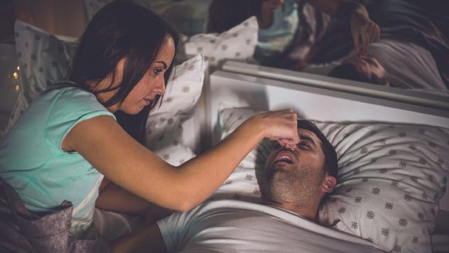 Ketika tubuh sudah lelah dan ingin segera tidur, tiba-tiba pasangan atau orang yang tidur di dekat Anda mulai ngorok. Ini cerita kegemasan mereka.