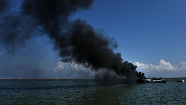 Australia membakar tiga kapal RI dan mengusir belasan kapal lainnya yang kepergok menangkap ikan di perairan negaranya secara ilegal.