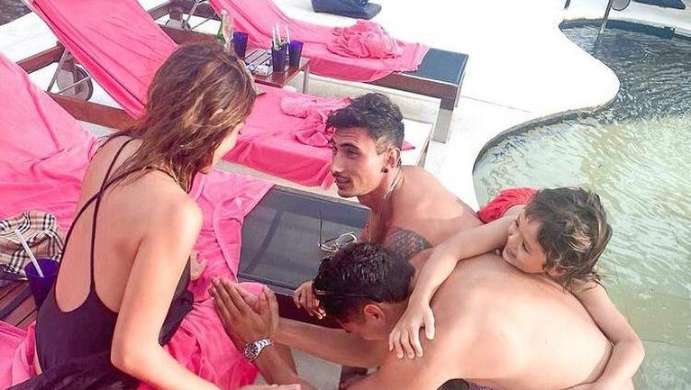 Berikut adalah momen-momen kebersamaan Jedar dan Vincent Verhaag yang diisukan sedang dekat.