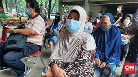 Optimisme Lansia Jemput Suntikan Vaksin di Istora