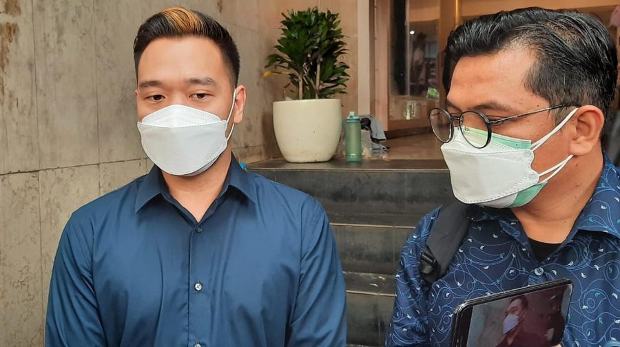 Michael Yukinobu Defretes atau Nobu (kiri) jalani wajib lapor di Polda Metro Jaya.