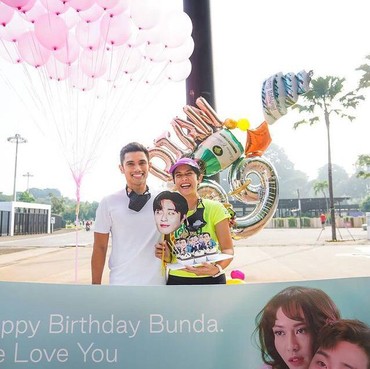 Bertema Park Seo Joon, Ini Momen Kejutan Ulang Tahun ke-39 Dian Sastro