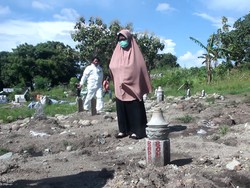 Cerita Nuraeni Pindahkan Jenazah Suami dari Makam Khusus COVID di Parepare