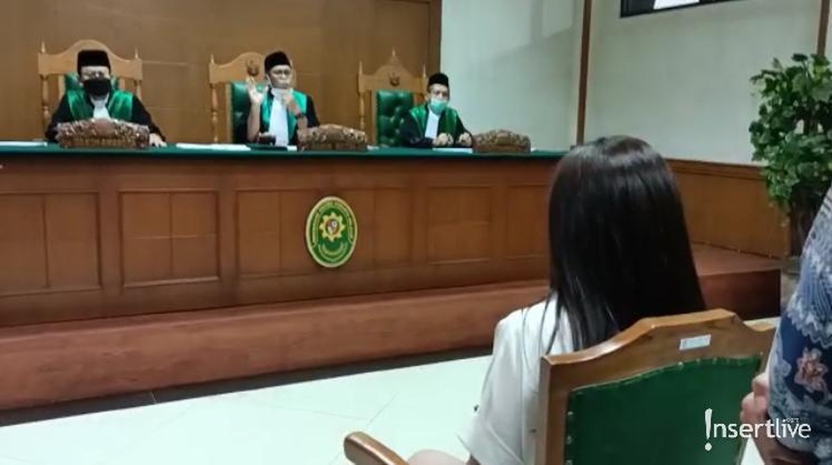 Berikut adalah penampakan Wulan Guritno menghadiri sidang perdana perceraiannya dengan Adilla Dimitri&period;