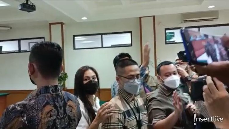 Penampakan Wulan Guritno Menghadiri Sidang Perdana Perceraiannya Berikut adalah penampakan Wulan Guritno menghadiri sidang perdana perceraiannya dengan Adilla Dimitri.