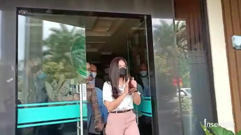 Berikut adalah penampakan Wulan Guritno menghadiri sidang perdana perceraiannya dengan Adilla Dimitri.