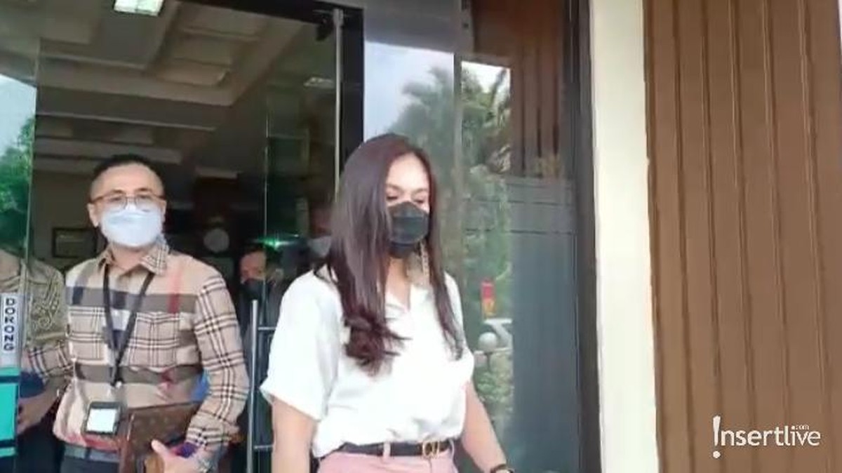 Berikut adalah penampakan Wulan Guritno menghadiri sidang perdana perceraiannya dengan Adilla Dimitri&period;