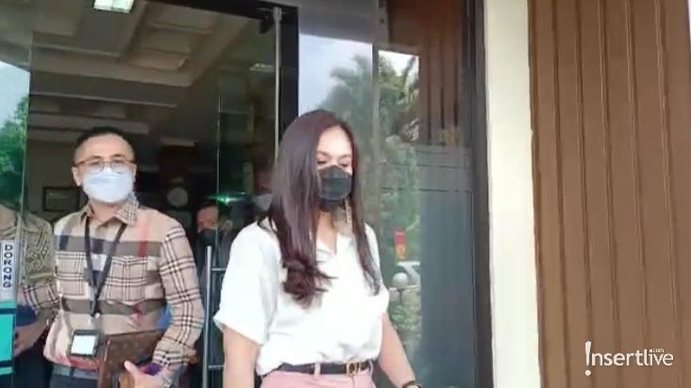 Berikut adalah penampakan Wulan Guritno menghadiri sidang perdana perceraiannya dengan Adilla Dimitri.