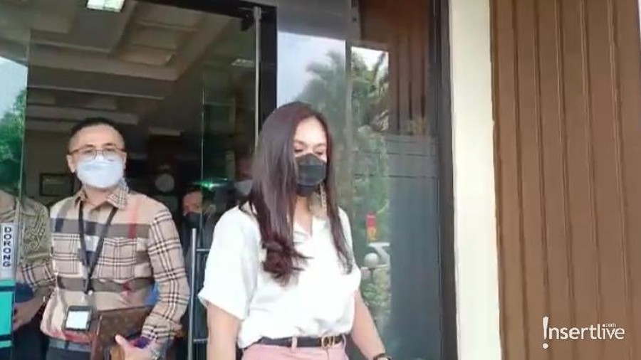 Berikut adalah penampakan Wulan Guritno menghadiri sidang perdana perceraiannya dengan Adilla Dimitri.