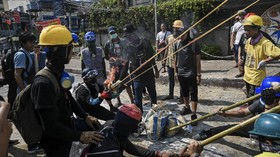 FOTO: Aksi Ketapel Raksasa Pedemo Myanmar Lawan Aparat
