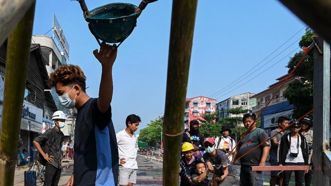 FOTO: Aksi Ketapel Raksasa Pedemo Myanmar Lawan Aparat