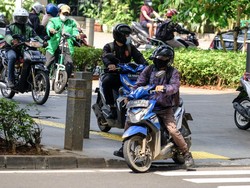 Trotoar Depan Mal Kuningan City Jadi Tempat Putar Balik Sepeda Motor
