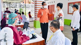Kunker ke Toraja, Jokowi Pantau Vaksinasi Sopir Angkot