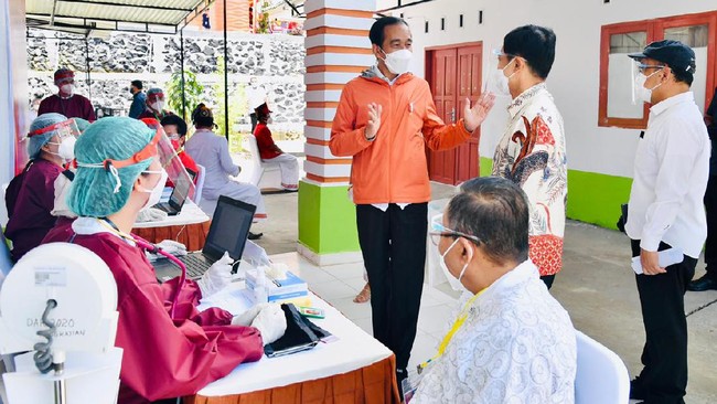 Presiden Jokowi memantau vaksinasi petugas publik termasuk sopir angkot di saat kunjungan kerja ke Kabupaten Tana Toraja, Sulsel.