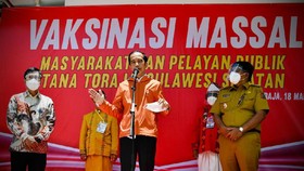 Vaksinasi Guru Makassar, Jokowi Ingin Sekolah Buka Juli 2021
