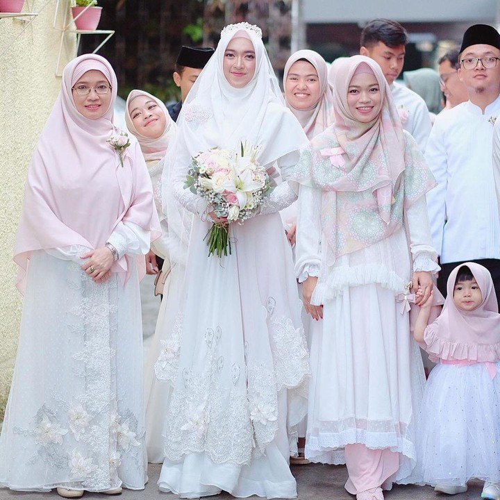 <p>Dalam postingan Instagram kedua anaknya, tampak Teh Ninih yang kerap hadir dan menghabiskan waktu bersama. (Foto: Instagram @gdaghaida)</p>