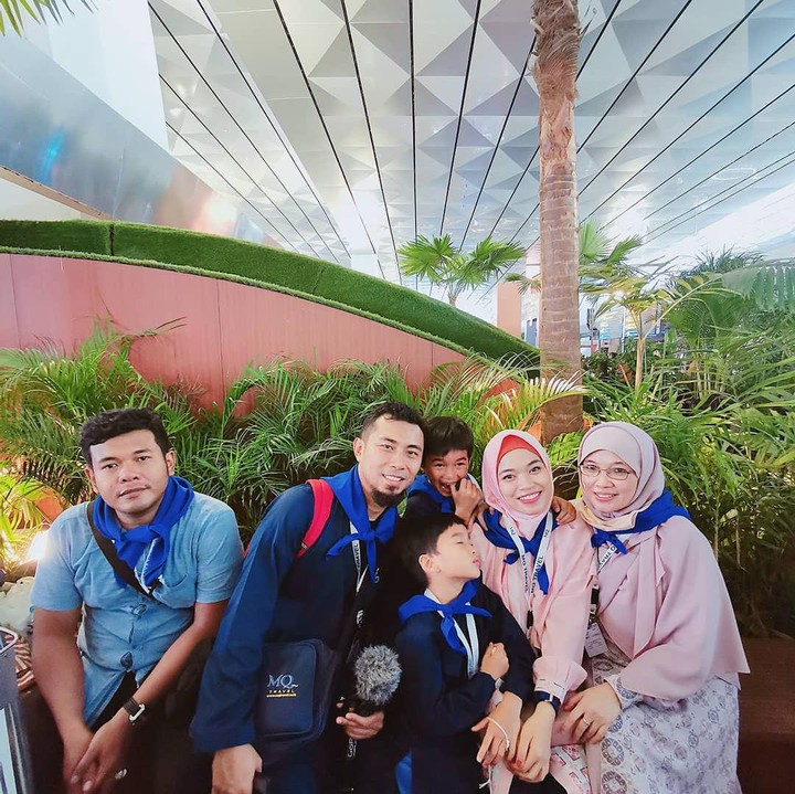 <p>Teh Ninih dikenal sebagai sosok yang dekat dengan anak-anak dan cucunya. Salah satunya terlihat di momen hangat ini. (Foto: Instagram @gdaghadia)</p>