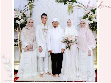 7 Potret Kedekatan Teh Ninih dengan Anak dan Cucu