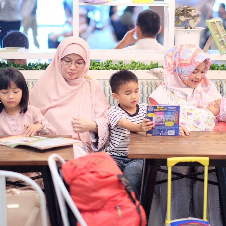 <p>Seperti Aa Gym, Teh Ninih juga memiliki kesibukan berdakwah, Bunda. Dengan isu keretakan rumah tangga yang tengah jadi perbincangan publik saat ini, kita doakan semoga keduanya bisa menemukan jalan keluar terbaik. (Foto: Instagram @dgaghaida)</p>
