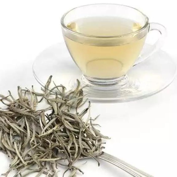 Teh putih diproses secara minimal dan dikenal karena rasa dan aromanya yang lembut. Teh ini berasal dari daun dan kuncup muda tanaman Camellia sinensis.