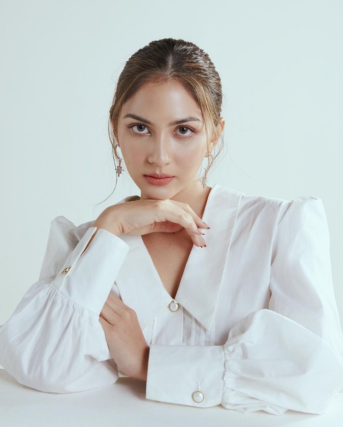 Keinginan Kaesang yang ingin memiliki pacar secantik Jessica terbongkar dari situs blog lamanya, misterkacang.blogspot.com, tepatnya dalam laman About me. Dalam penjelasan bagian cita-cita, ia menuliskan ‘punya pacar secantik Jessica Mila, bukan berarti doi lho ya’ tulis Kaesang. Tentu, tulisan ini mengundang respon heboh dari warganet. (Foto: instagram.com/jscmila/)