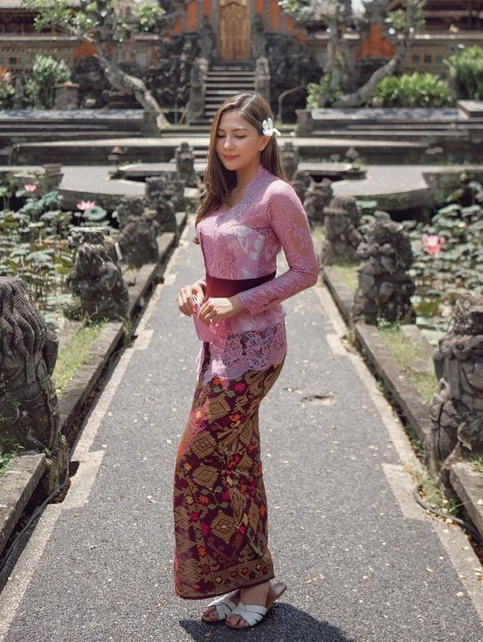 Tak hanya itu, Jessica Mila juga berkiprah di dunia layar lebar. Salah satu yang populer adalah film Imperfect: Karier, Cinta dan Timbangan yang disutradarai oleh Ernest Prakasa. (Foto: instagram.com/jscmila/)