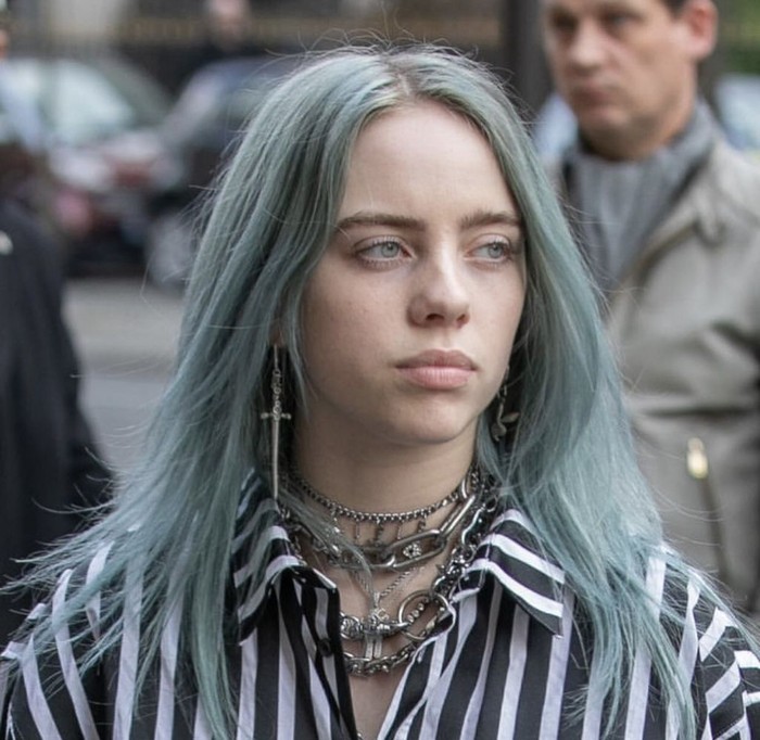 Warna yang satu ini bisa dibilang cocok banget buat Billie, warna sefoom green ini yang terlihat selaras dengan warna matanya. Warna ini juga mengingatkan kita dengan warna jernihnya air laut. (foto: instagram.com/@billieeilish)