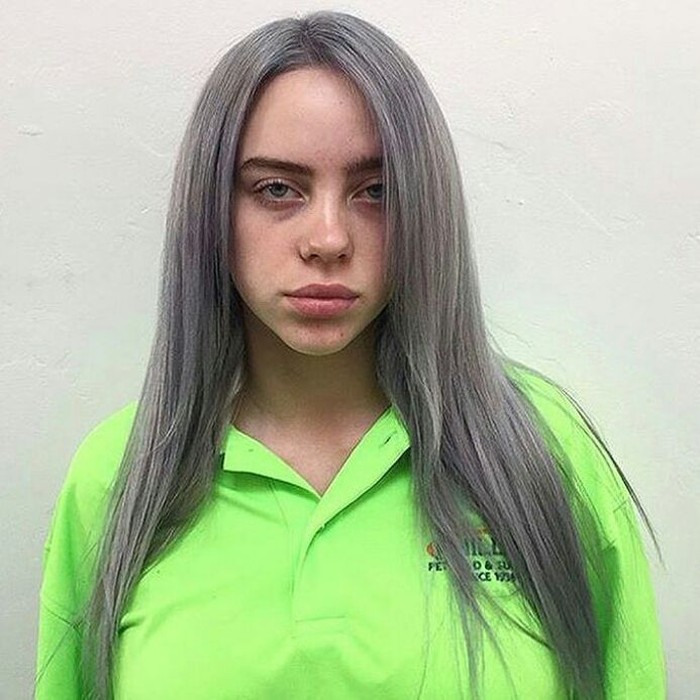 Billie tampaknya menurunkan tone warna rambutnya menjadi abu-abu, look ini jadi bikin dia terlihat seperti badass girls banget, ya. (foto: pinterest.com)