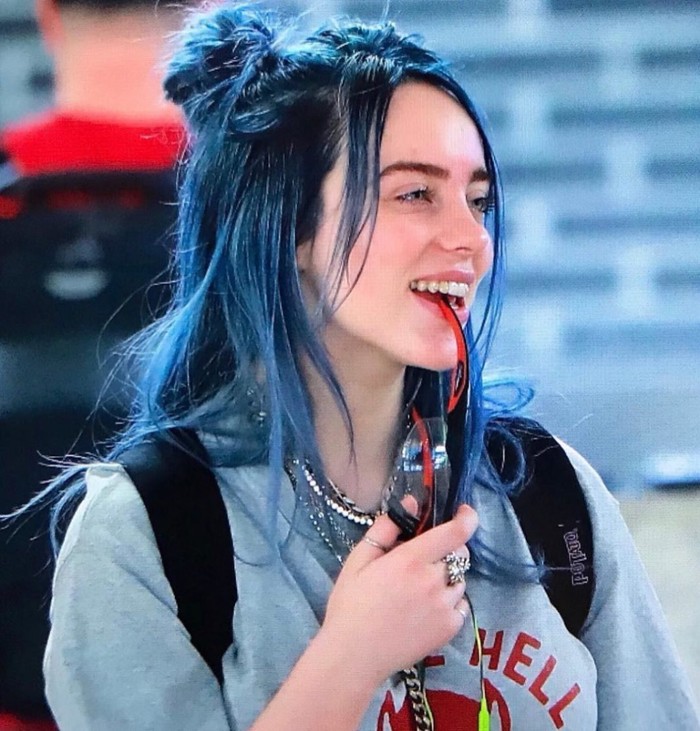 Setelah seafoom green, Billie beralih mengubah rambutnya menjadi warna biru terang. Padahal, sebenarnya biru ini warna yang paling tidak disukai Billie, tapi terlihat bagus dan cocok ya, ladies! (foto: instagram.com/@billieeilish)