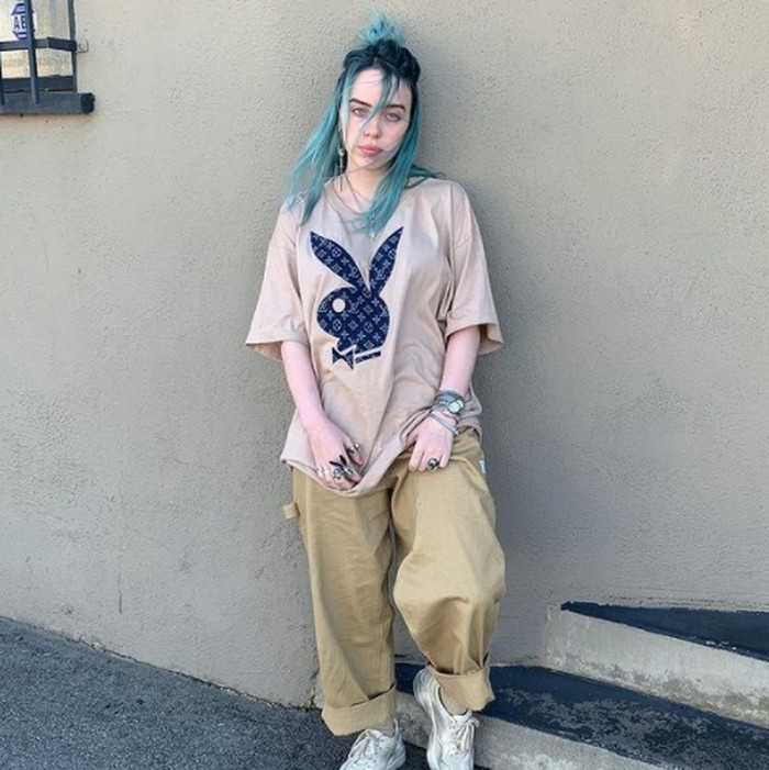 Tak lama dengan warna biru terang, Billie memilih mengecat rambutnya menjadi ombre tosca. Warna alami biru yang memudar dan dikombinasikan dengan warna biru toska, alami banget kesannya. (foto: instagram.com/@billieeilish)