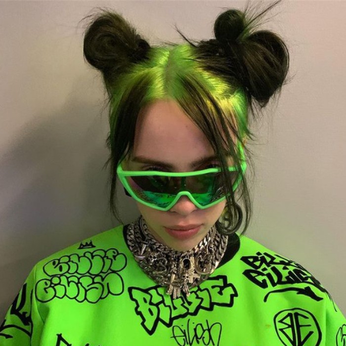 Pada penampilannya saat live di The Greek Theatre, Billie terlihat merubah warna rambutnya dengan akar hijau neon dan sedikit sentuhan hitam di ujungnya. Gaya rambut ini bertahan cukup lama dibanding warna lain. (foto: instagram.com/@billieeilish)