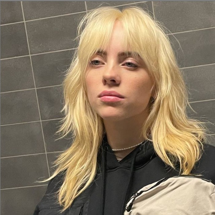 Gaya rambut Billie dengan warna blonde yang terbaru ini berhasil menarik perhatian fans dan selebriti lain. Terbukti dari postingan foto terbarunya di instagram yang merapu lebih dari 1 juta like dalam waktu kurang dari 6 menit. (foto: instagram.com/@billieeilish)