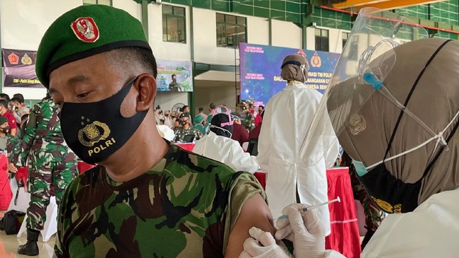 Panglima TNI dan Kapolri meminta anggotanya untuk langsung kembali terjun mengamankan penegakan prokes di masa PPKM usai vaksinasi.