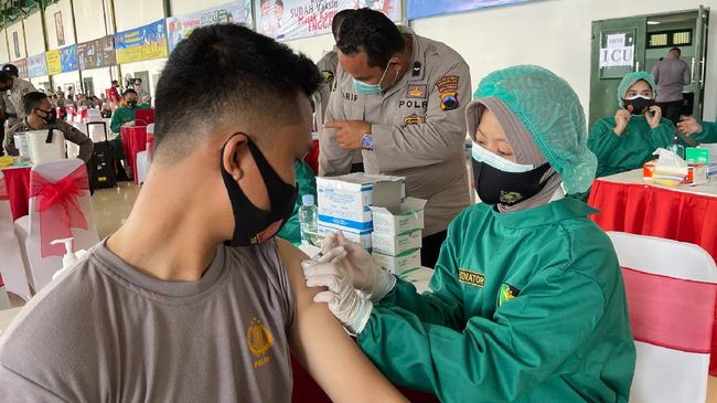 Polri Bantah Beri Booster Vaksin Non-Nakes di Mabes - CNN Indonesia