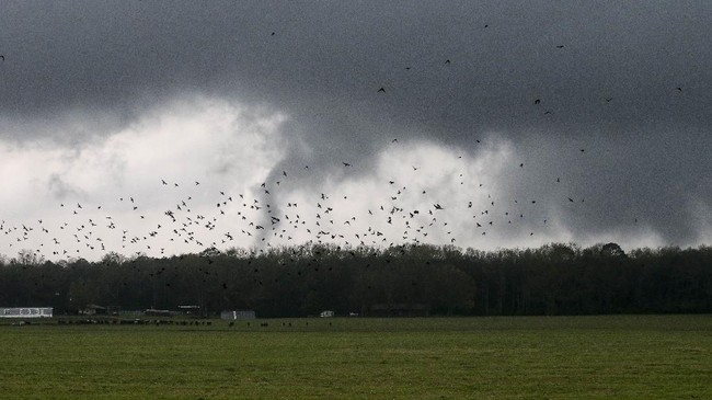 Satu orang tewas dan 60 lainnya terluka akibat hantaman dua tornado berbeda di Wuhan dan Jiangsu, China, pada Jumat (14/5) malam.