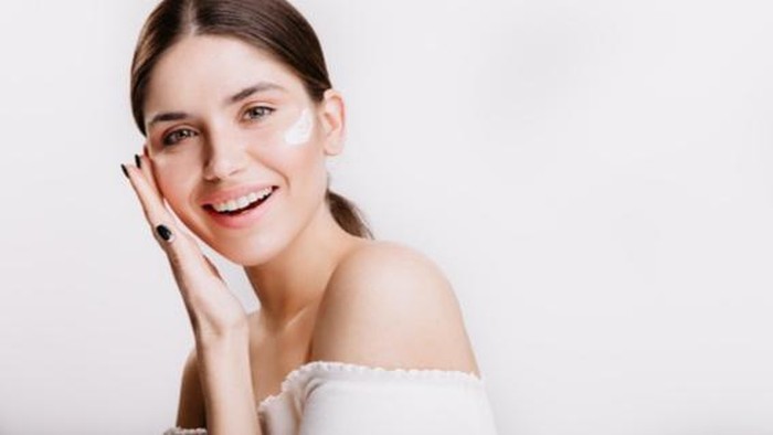 Anti Gagal! Ini 6 Cara Pakai Eye Cream Agar Hasilnya Maksimal Anti Gagal! Ini 6 Cara Pakai Eye Cream Agar Hasilnya Maksimal
