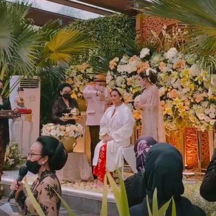 <p>Aurel Hermansyah baru saja melaksanakan acara siraman pada hari Jumat (19/3/2021). (Foto: Instagram @aurelie.hermansyah)</p>