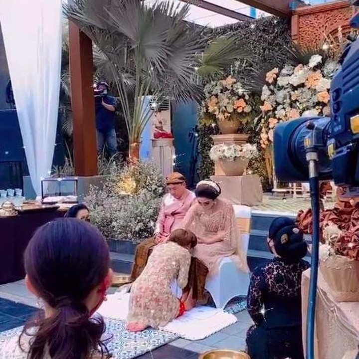 <p>Acara siraman Aurel Hermansyah berlangsung dengan sakral dan penuh haru, Bunda. (Foto: Instagram @aurelie.hermansyah)</p>
