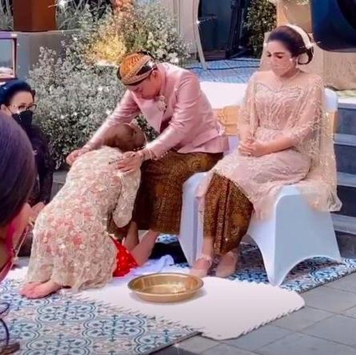 <p>Tangis sang ayah, Anang Hermansyah, pecah ketika Aurel bersujud dan memeluk dirinya usai mencuci kaki dengan air kembang. (Foto: Instagram @aurelie.hermansyah)</p>
