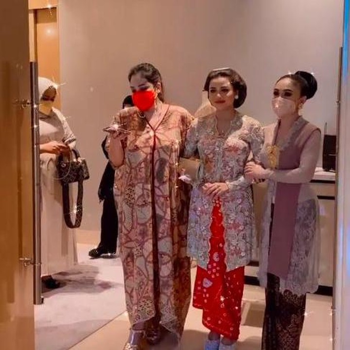 <p>Sebelum masuk ke tempat acara, Aurel didampingi kakak Krisdayanti, Yuni Shara, dan kakak Ashanty, Amalia Handayani. (Foto: Instagram @aurelie.hermansyah)</p>