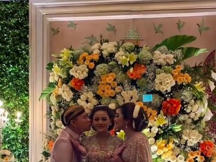7 Potret Acara Siraman Aurel Hermansyah, Sakral dan Penuh Haru