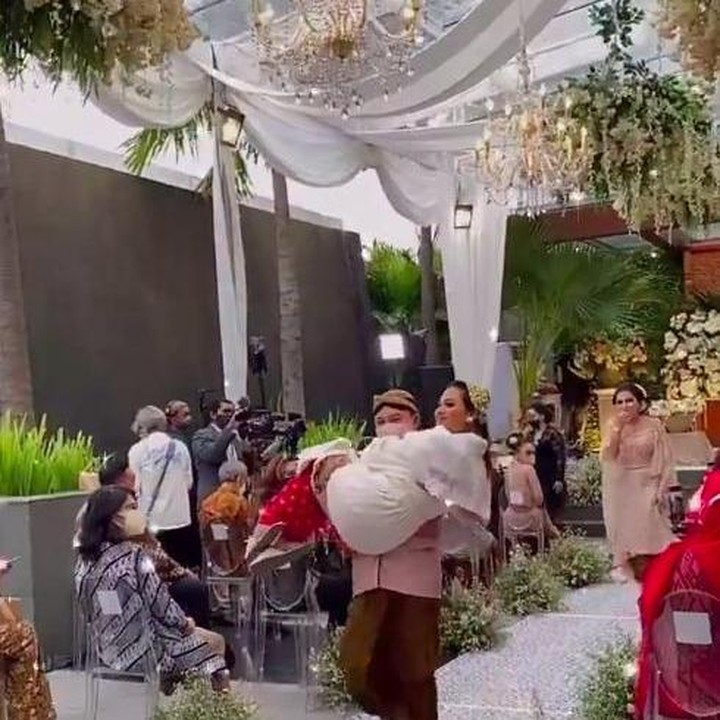 <p>Momen ketika Anang menggendong putrinya. Acara siraman Aurel yang begitu khidmat, apalagi nasihat Anang yang diucap untuk Aurel sukses membuat netizen terharu. (Foto: Instagram @aurelie.hermansyah)</p>