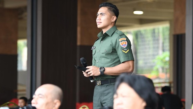 Aprilia Manganang tak kuasa menahan tangis saat sidang pergantian identitas untuk mengajukan nama baru Aprilio Perkasa Manganang.