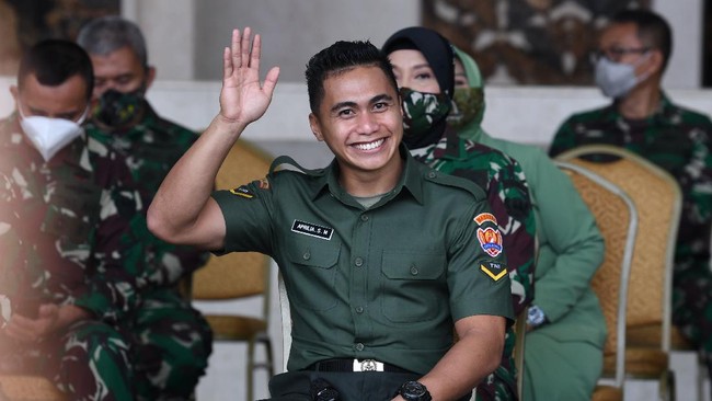 Sempat viral karena pergantian identitas kelamin, Aprilio Manganang kini resmi menikah dengan kekasihnya, Claudia.