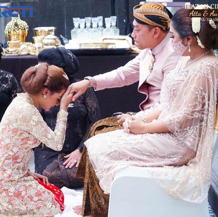 <p>Begitu pula dengan Ashanty, ia bolak-balik menyeka air matanya ketika Aurel memohon restu. (Foto: Instagram)</p>