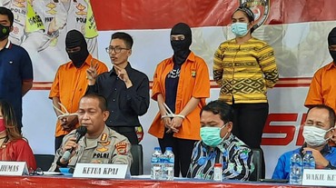 img-title Hotel Maksiat Dibredel, Cynthiara Alona Rekrut Anak Kecil Jadi Prostitusi